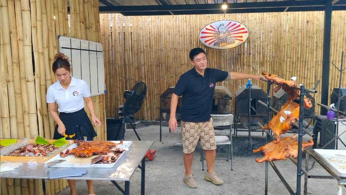 “เติ้ล ธนพล”หันมาเอาดีเป็นพ่อค้าขายหมูหัน พร้อมเปิดตัวแฟนสาวสุดน่ารัก!