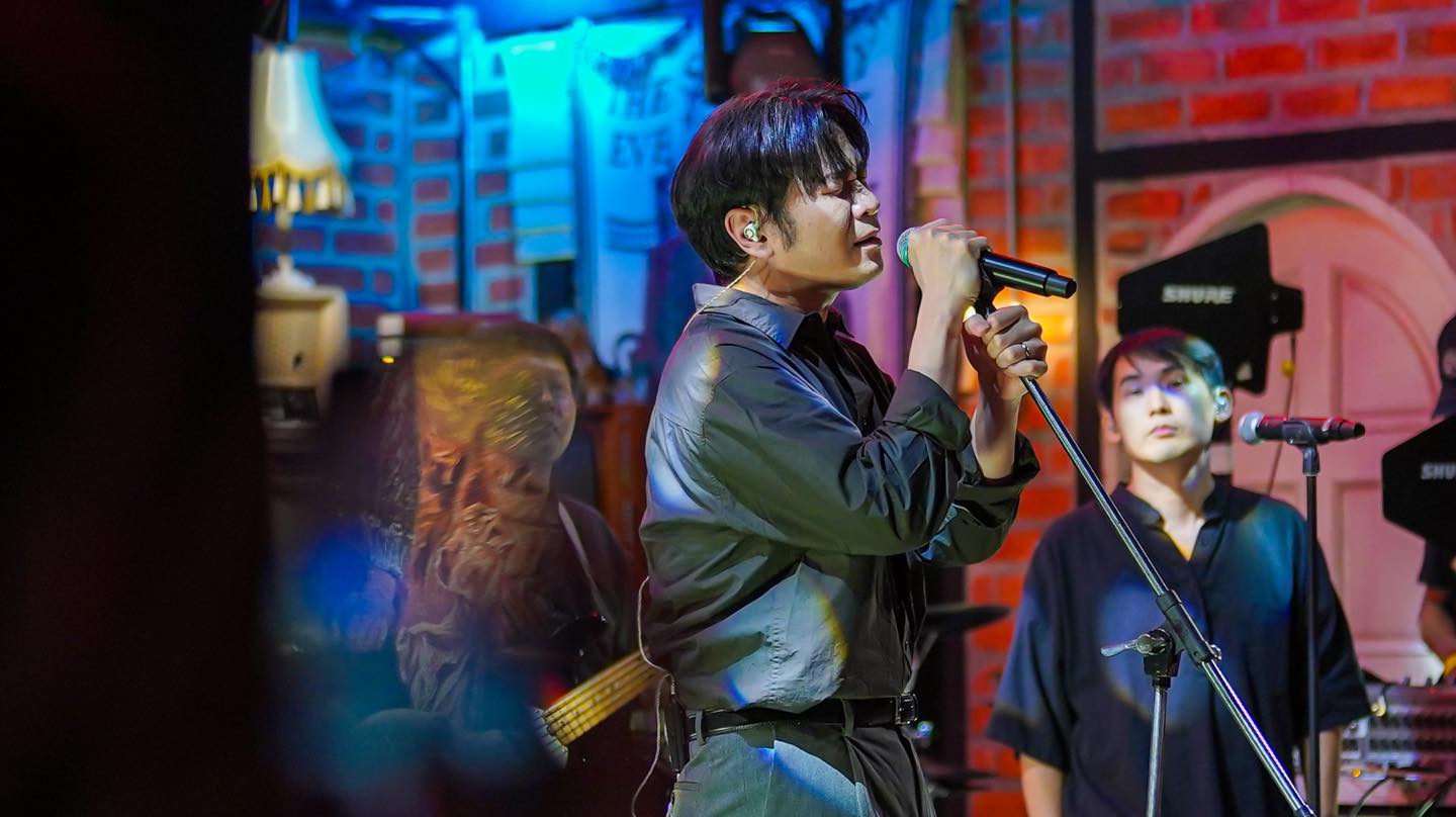 “แสตมป์ อภิวัชร์” ส่งรอยยิ้มละมุนปรากฎตัวร้องเพลง หลังเจอดราม่าอ่วมโลก 2 ใบ!