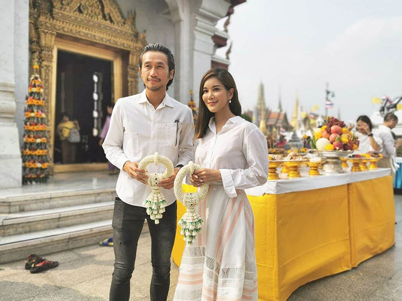 ก้อย ตูน เนื้อนาบุญโดยแท้ ไหว้วัดพระแก้ว ขอพรดุจคู่สร้าง วันเกิดนี้ไม่มีลืม