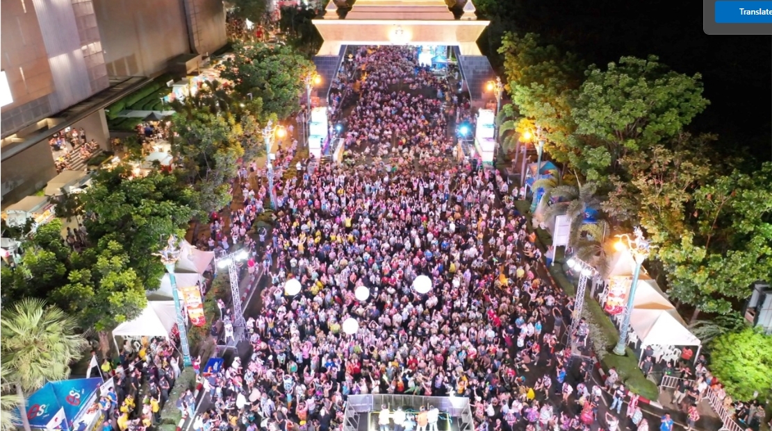 ถนนข้าวเหนียว “คลื่นมนุษย์วันแรกสุดสั้น” คนรอลุ้นวันถัดไป หวังทำลายสถิติเดิม