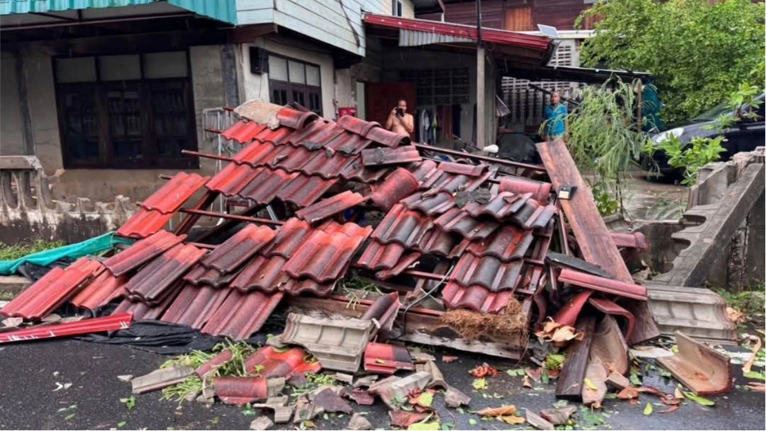 น่ากลัวมาก "พายุฤดูร้อน" ถล่มเมืองอุดรธานี บ้านเรือนประชาชนพังเสียหาย 60 หลัง