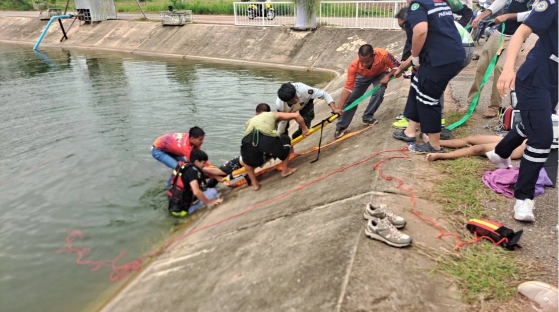 หลานพลัดตกบ่อบำบัดน้ำเสีย ยายโดดช่วยสุดท้ายจมน้ำคู่ ล่าสุดยังไม่พ้นขีดอันตราย