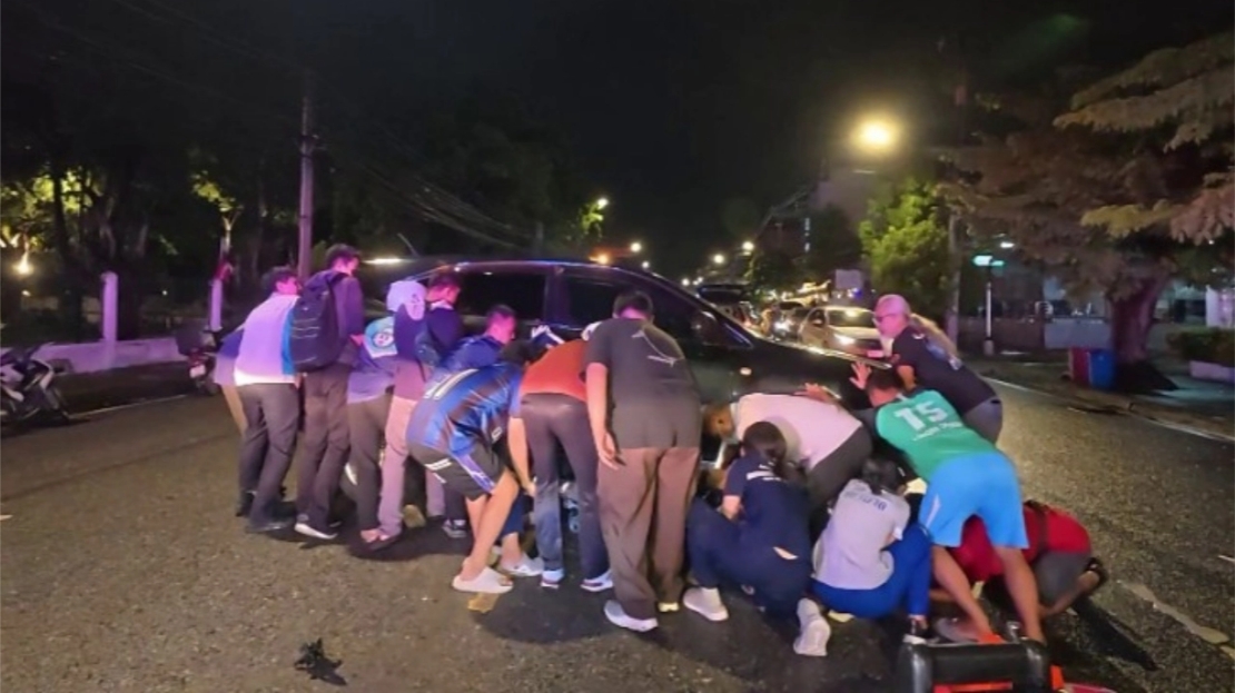 พลังสามัคคี ชาวบ้านช่วยยกรถยนต์ ขณะทับขาหนุ่มวัย 20 ปี หลังเกิดอุบัติเหตุรถชน