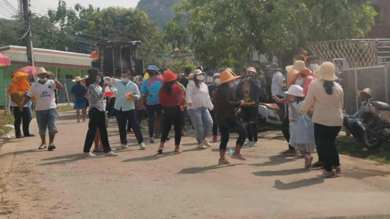 สั่งดำเนินคดี "ขบวนแห่นาค" ไม่สวมแมสก์ ดื่มสุรา เสี่ยงแพร่โควิด