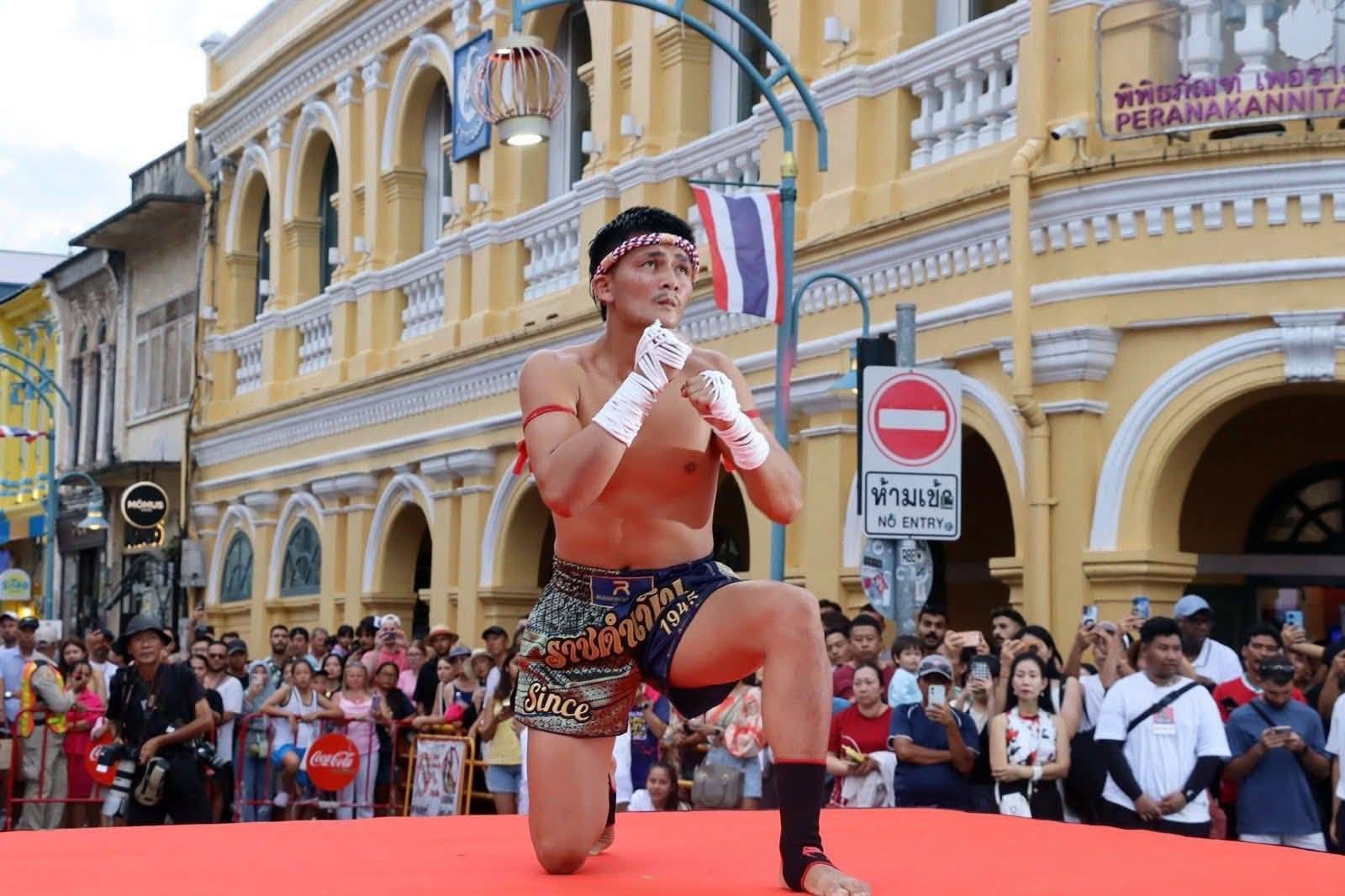 'หนึ่งล้านเล็ก' ไหว้ครูโชว์ในมหกรรมมวยที่ภูเก็ต!
