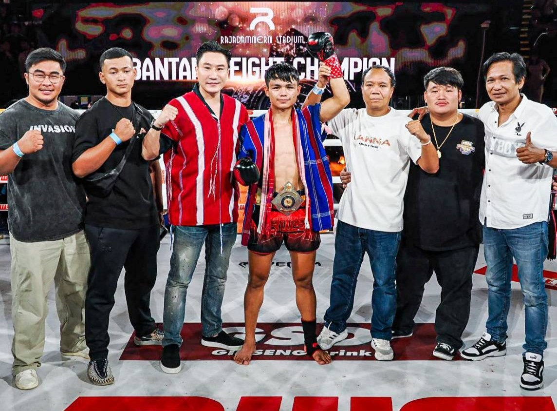 'เจริญสุข' ก้าวข้ามจากเด็กดอยสู่แชมป์ราชดำเนิน! หลังน็อค 'ฉลามดำ' คว้าเข็มขัดเส้นประวัติศาสตร์ประดับค่าย!