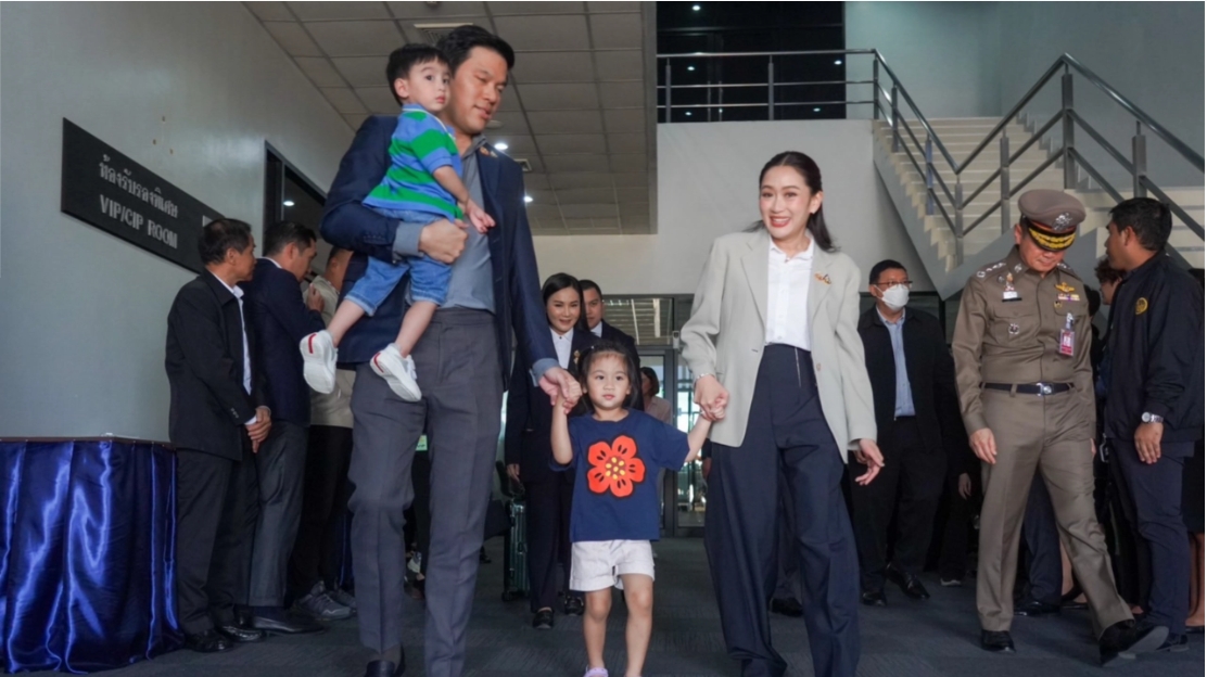 “อิ๊งค์” ถาม “อนุทิน” ปมตัดไฟเมียนมา ล่าสุดบินจีนแล้ว สามีและลูกมาส่งขึ้นเครื่อง