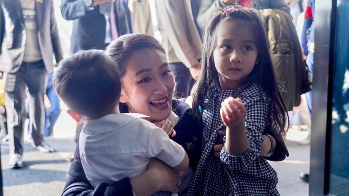 สามี-ลูกๆ รอรับ “นายกฯ อิ๊งค์” ถึงสนามบิน ลั่นยังไม่ปรับ ครม.-พร้อมตอบซักฟอก