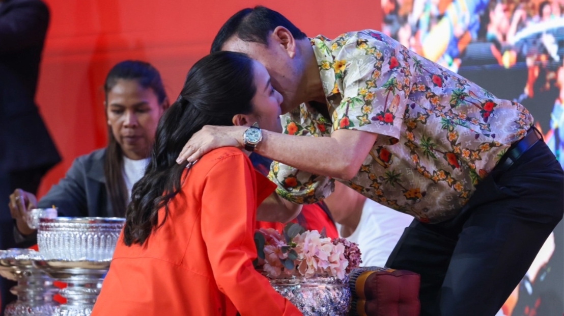 “อิ๊งค์-ทักษิณ” สวมกอดชื่นมื่น เปิดให้ลูกพรรคเพื่อไทยรดน้ำดำหัวขอพรวันสงกรานต์