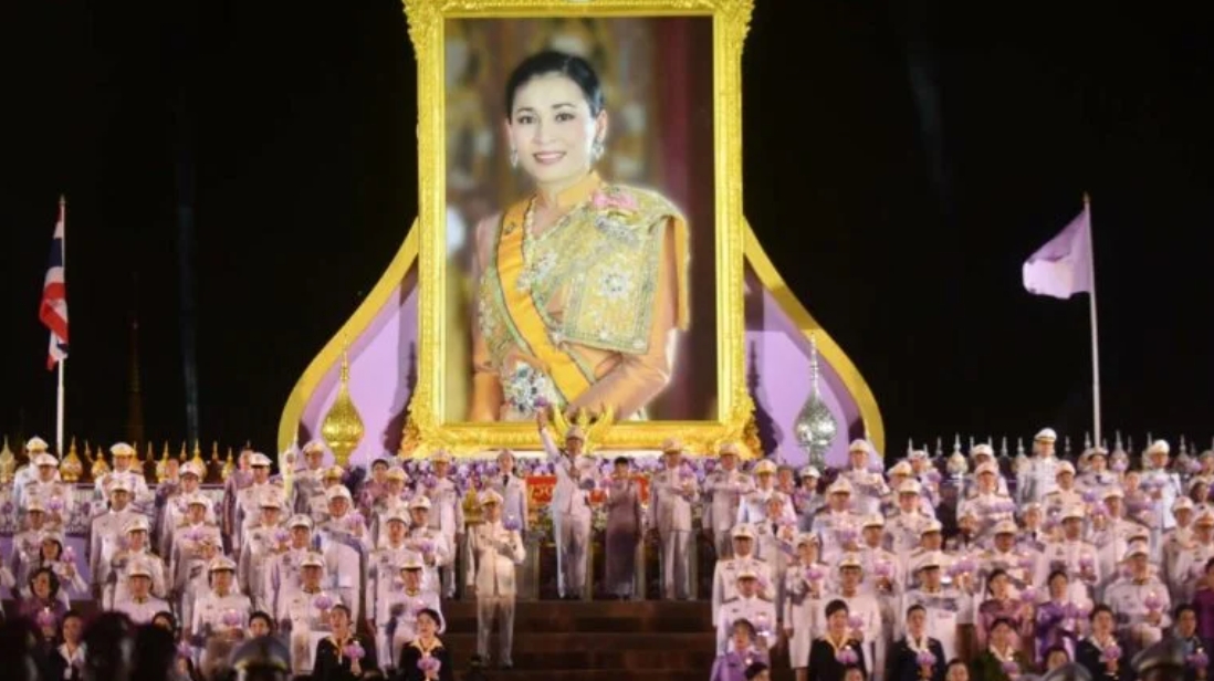 นายกรัฐมนตรี นำจุดเทียนชัยถวายพระพร สมเด็จพระนางเจ้าฯ พระบรมราชินี