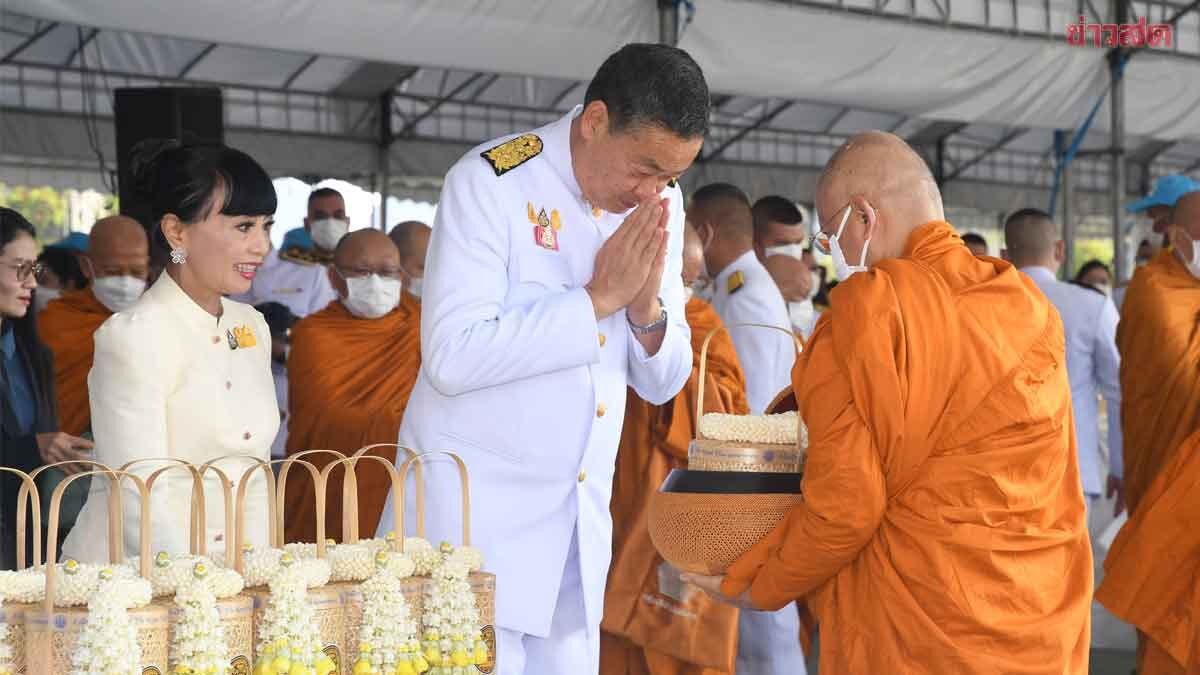 นายกฯ นำ ครม. ทำบุญตักบาตร วันคล้ายวันพระบรมราชสมภพ ในหลวง ร.9