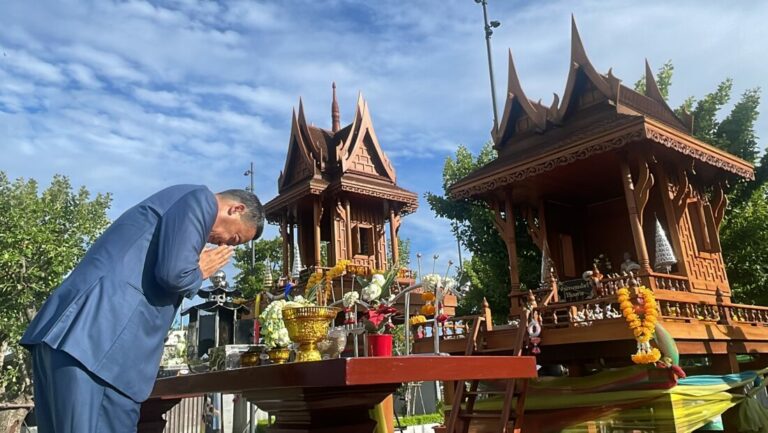 ‘นายกฯ’ถือฤกษ์ 07.59 สักการะสิ่งศักดิ์สิทธิ์รัฐสภา ก่อนแถลงนโยบาย