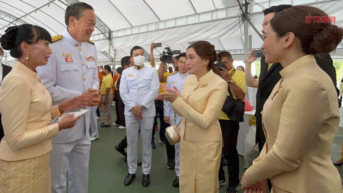 'เศรษฐา' ปรี่ทักทาย "อุ๊งอิ๊ง" ครอบครัวชินวัตร ก่อนเปิดทำเนียบฯ หารือทูตอิสราเอล