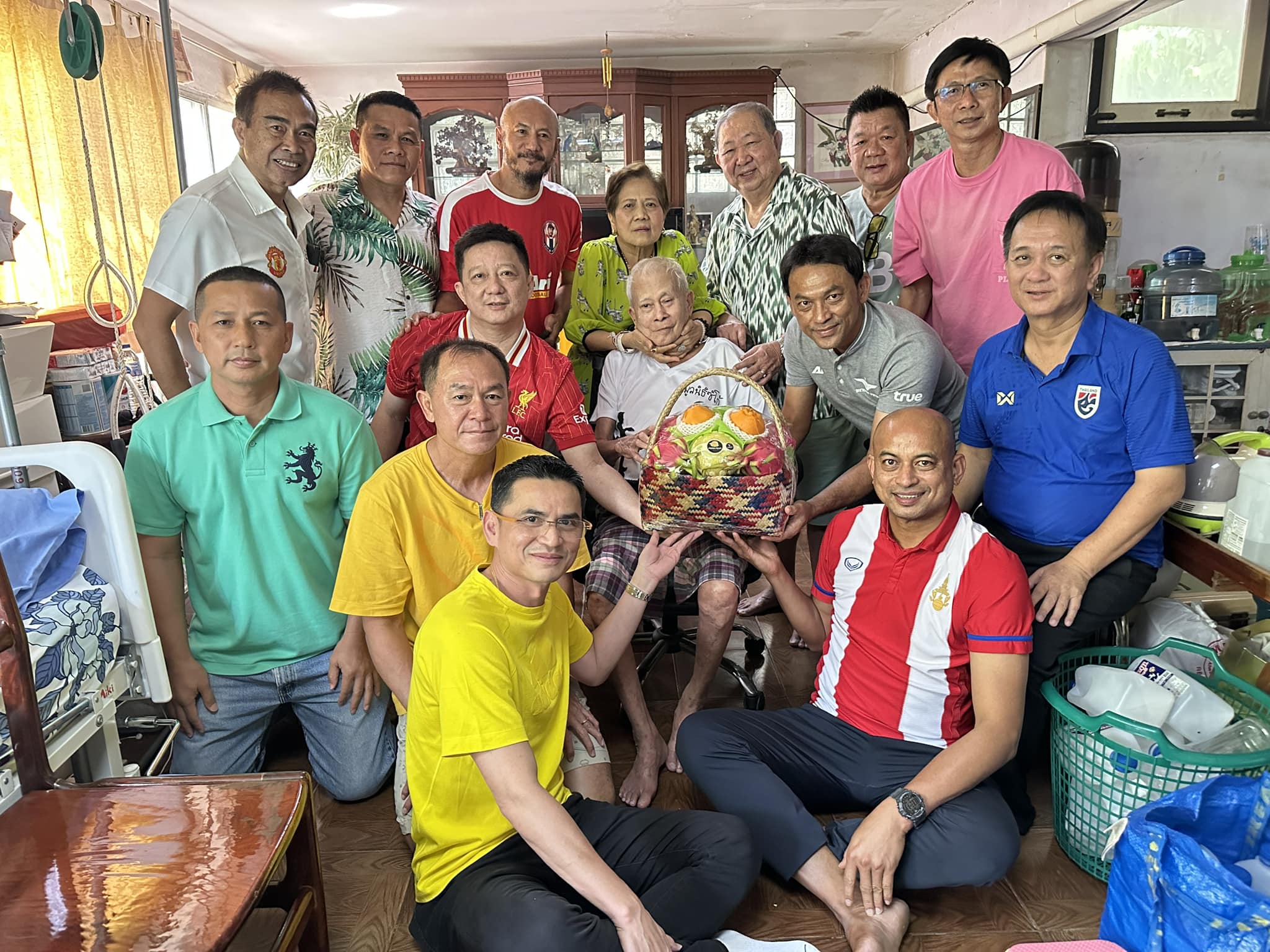 "ซิโก้" นำทัพอดีตนักเตะทีมชาติไทย ชุดดรีมทีม เข้าเยี่ยม "บิ๊กหอย" วัย 82 ปี!