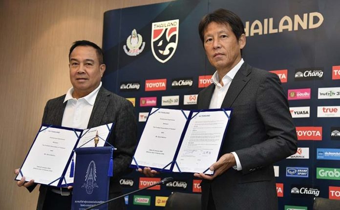 ตอบแทนผลงาน! ส.บอล ต่อสัญญญา ‘นิชิโนะ’ คุมช้างศึกถึงปี 2022